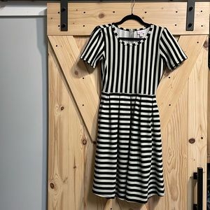 XS LuluRoe Amelia Dress black and not white stripes 🤣
